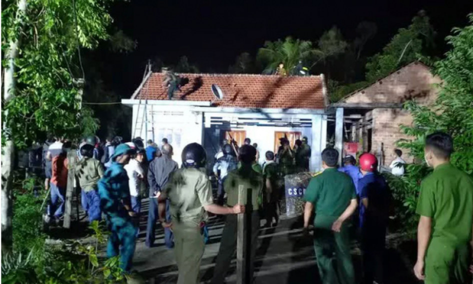 Dùng búa đánh hai ông cháu trọng thương rồi cố thủ trong nhà