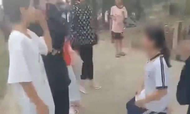 Nữ sinh ở Quảng Ngãi bị đánh hội đồng, kéo lê trên đường