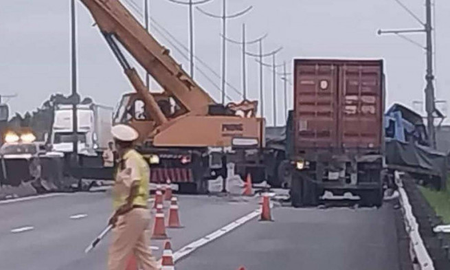 2 xe container va chạm nhau, 3 người bị thương
