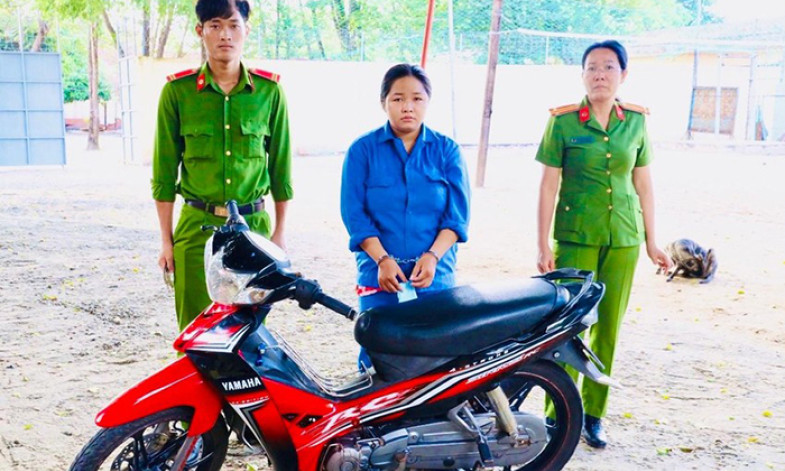 Tóm “nữ quái” dùng dao đe dọa cướp xe ôm