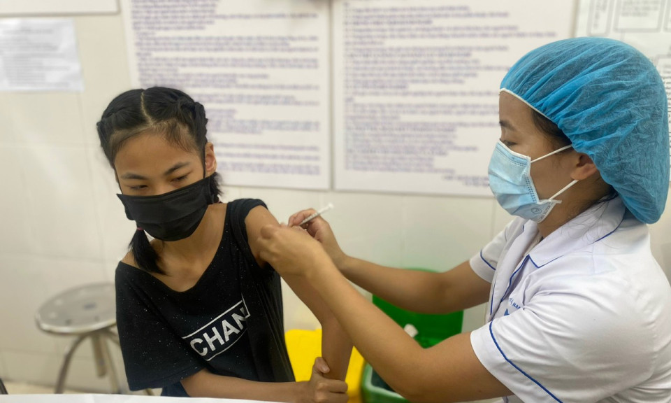 Sáng 26/10: Bệnh nhân COVID-19 nặng tăng nhưng nhiều nơi vẫn tiêm vaccine chậm, thấp