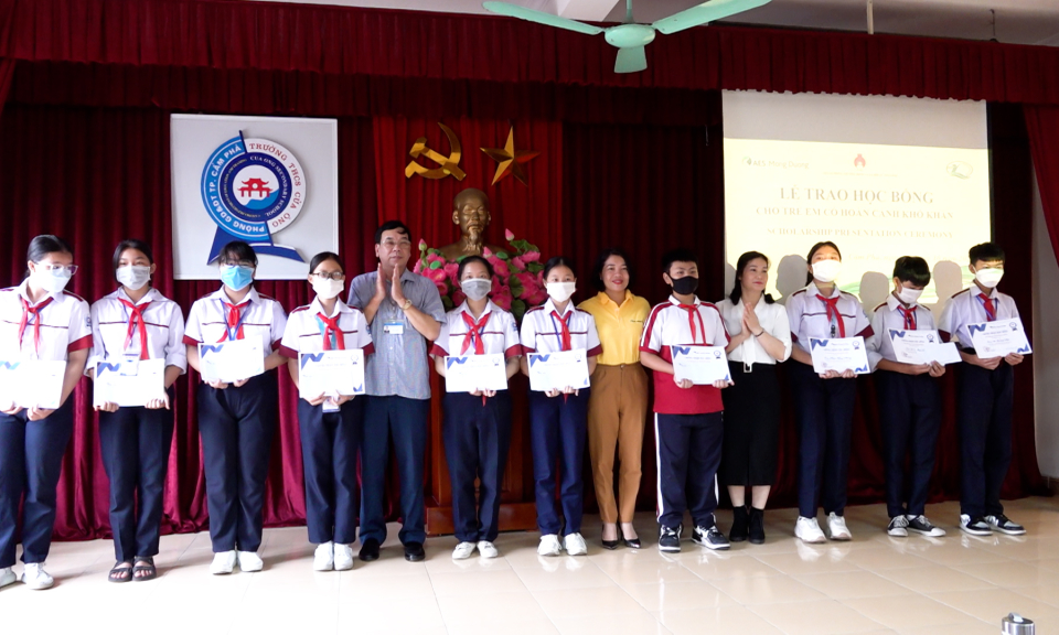 Trao 180 suất học bổng cho trẻ em có hoàn cảnh khó khăn TP Cẩm Phả