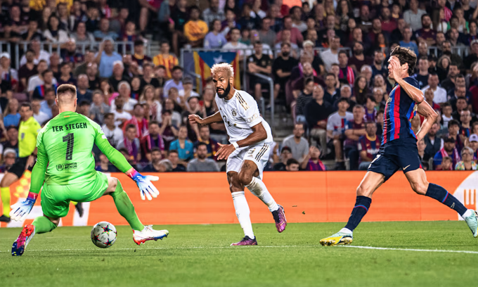 Bayern đè bẹp Barca tại Camp Nou