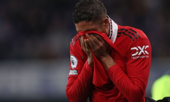 Ten Hag thông báo cú sốc Varane