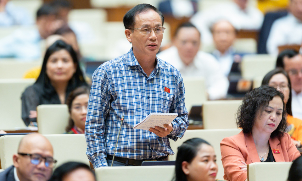 Quốc hội thảo luận ở hội trường về kết quả thực hiện kế hoạch phát triển kinh tế - xã hội năm 2022