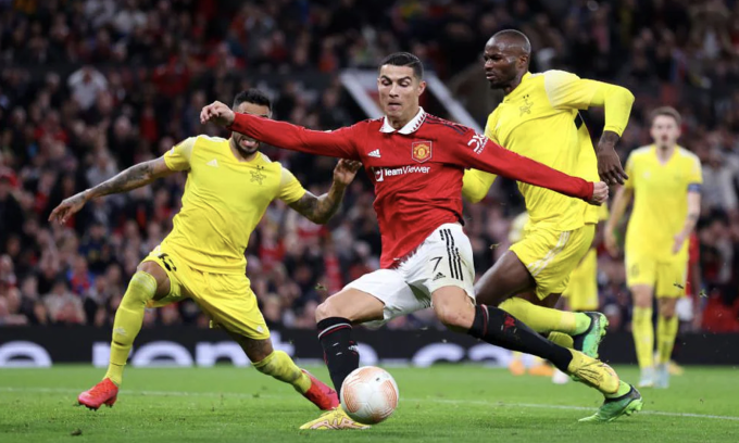 Ronaldo ghi bàn trong trận thắng của Man Utd
