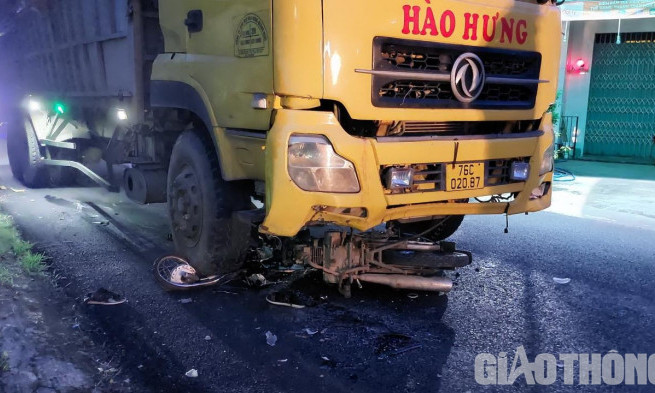 Xe tải chở dăm gỗ Hào Hưng tông nát xe máy, 1 học sinh nguy kịch