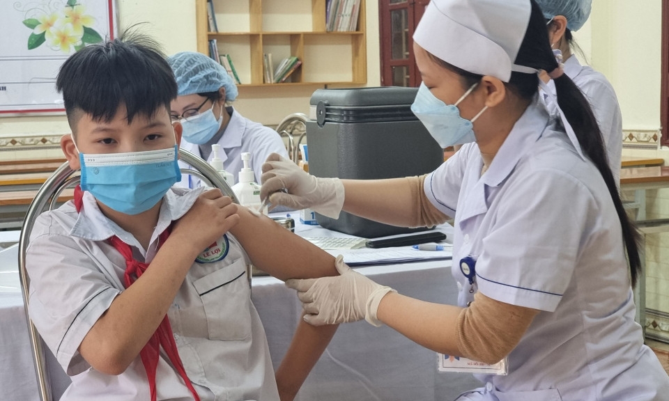 Sáng 28/10: Còn 64 ca COVID-19 nặng thở oxy, tiếp tục tăng cường hệ thống giám sát, đẩy nhanh tiêm vaccine