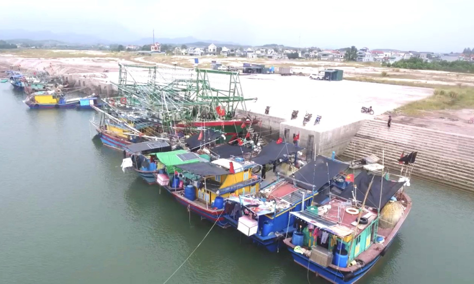 Tàu thuyền nghề cá chật vật tìm nơi neo đậu
