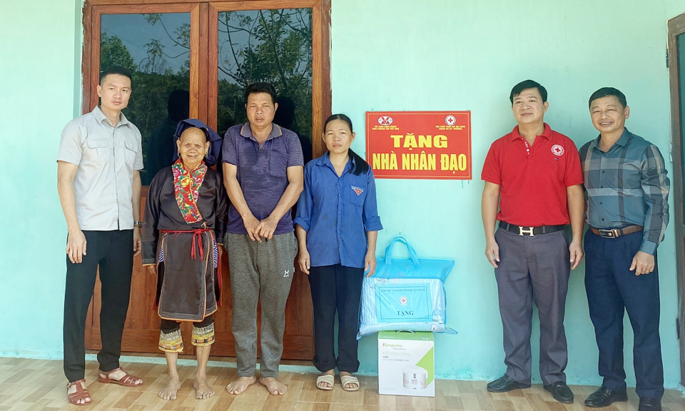 Bàn giao nhà nhân đạo cho hộ nghèo tại TP Hạ Long