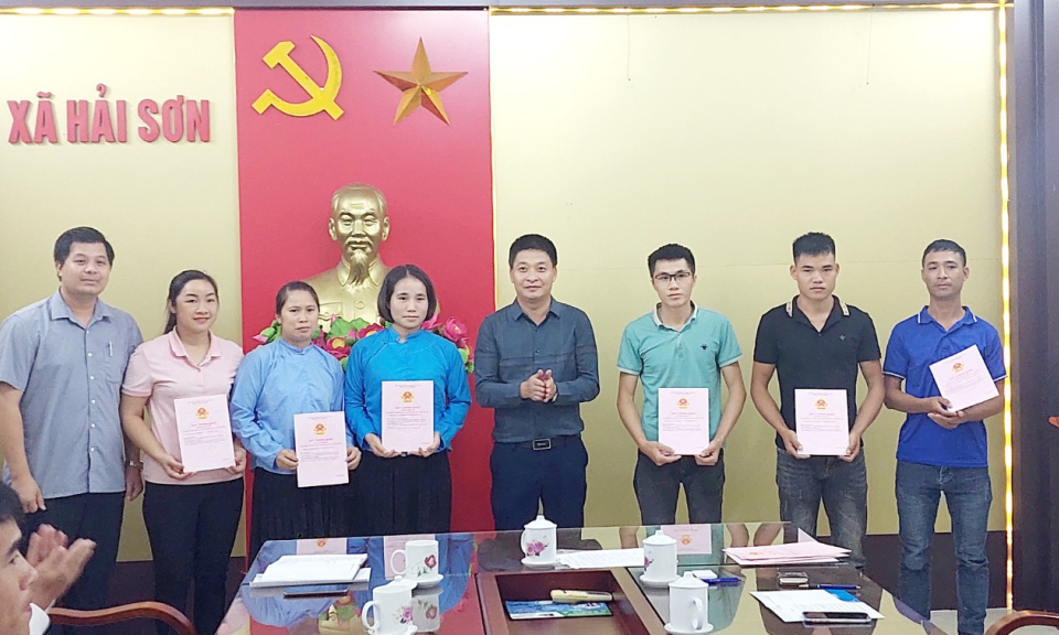 Móng Cái: Trao giấy chứng nhận quyền sử dụng đất cho người dân xã Hải Sơn