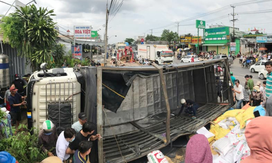 Né xe máy, ôtô tải lật đè chết người phụ nữ