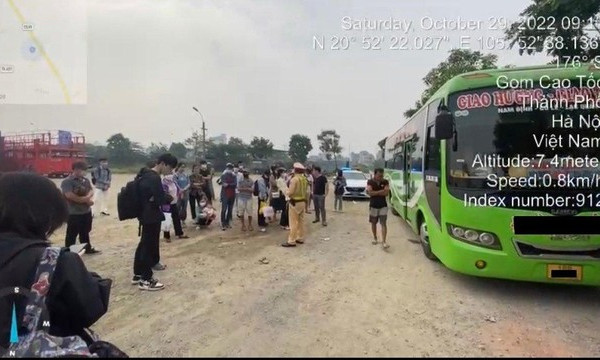Xe khách 29 chỗ chở 58 người bị phạt gần 40 triệu đồng