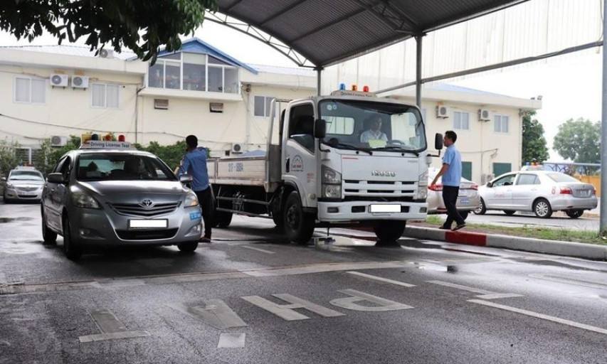 Siết chặt quy định giao xe cho học viên tự lái