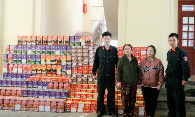 Hai mẹ con phố núi "găm" hơn 800kg pháo trong phòng ngủ