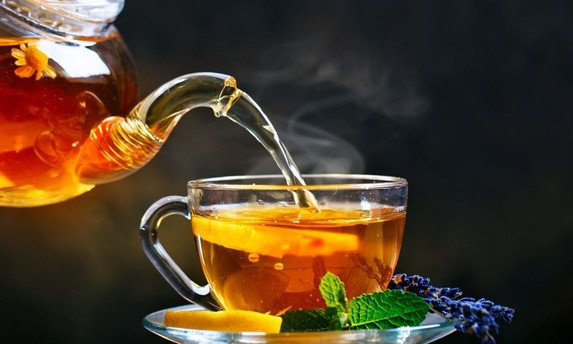 Lý do không nên uống trà vào buổi sáng