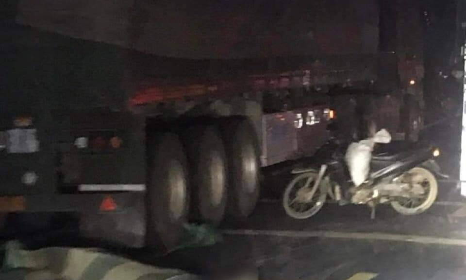 Va chạm với xe đầu kéo trên QL9, người đàn ông tử vong thương tâm