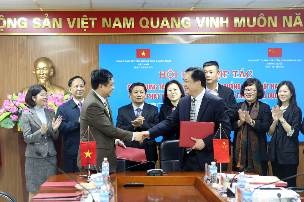 Lãnh đạo Trung tâm Truyền thông tỉnh Quảng Ninh (Việt Nam) và Đài PT-TH Quảng Tây (Trung Quốc) ký biên bản ghi nhớ hợp tác năm 2019. Ảnh: Hùng Sơn