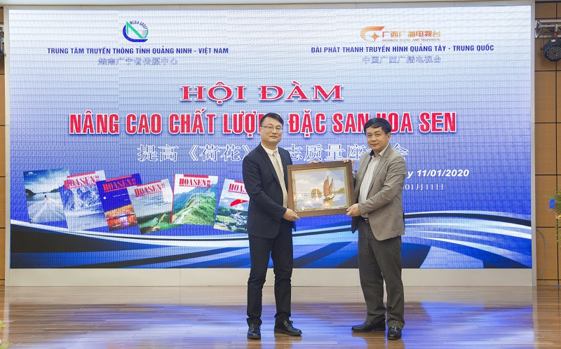 Nhà báo Mai Vũ Tuấn, Giám đốc Trung tâm Truyền thông tỉnh Quảng Ninh (Việt Nam) tặng quà lưu niệm cho đoàn công tác Đài PTTH Quảng Tây (Trung Quốc) trong chương trình Hội đàm nâng cao chất lượng đặc san Hoa sen và giao lưu với độc giả, tháng 1/2020.