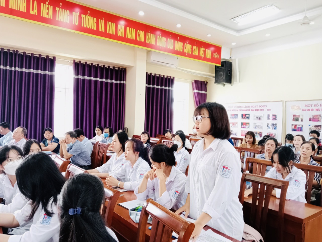 Học sinh trên địa bàn phường Cao Xanh tham gia Hội thảo chia sẻ kinh nghiệm phòng chống quấy rối, xâm hại tình dục cho phụ nữ và trẻ em do Sở LĐ-TB&XH phối hợp với UBND phường Cao Xanh tổ chức tháng 10/2022.