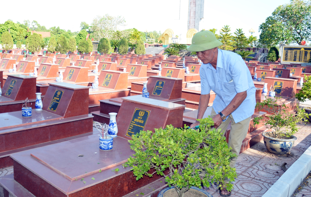 CCB Nguyễn Thành Trang chăm sóc, cắt tỉa cây xanh, tạo môi trường cảnh quan tại Nghĩa trang liệt sĩ TX Quảng Yên.