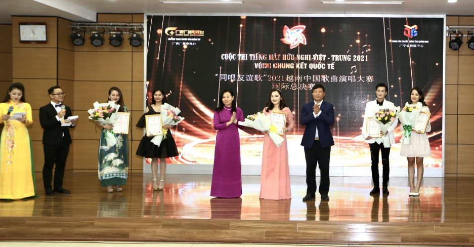 Thí sinh Nguyễn Khánh Nhật Huyền (Việt Nam) đoạt Giải Nhất Vòng Chung kết quốc tế Cuộc thi Tiếng hát Việt - Trung 2021.