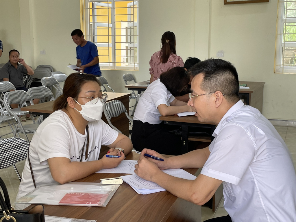 Trợ giúp viên pháp lý (Trung tâm TGPL nhà nước tỉnh) tư vấn pháp luật cho người dân tại hội nghị TGPL trên địa bàn huyện Bình Liêu.