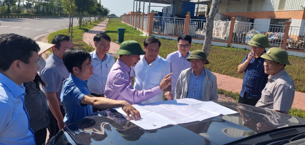 Đồng chí Lê Văn Ánh cùng các thành viên đoàn giám sát nghe Công ty Đầu tư phát triển hạ tầng  Viglacera-Chủ đầu tư Dự án đầu tư và kinh doanh kết cấu hạ tầng KCN Hải Yên, phường Hải Yên (Móng Cái) báo cáo về tiến độ triển khai dự án.