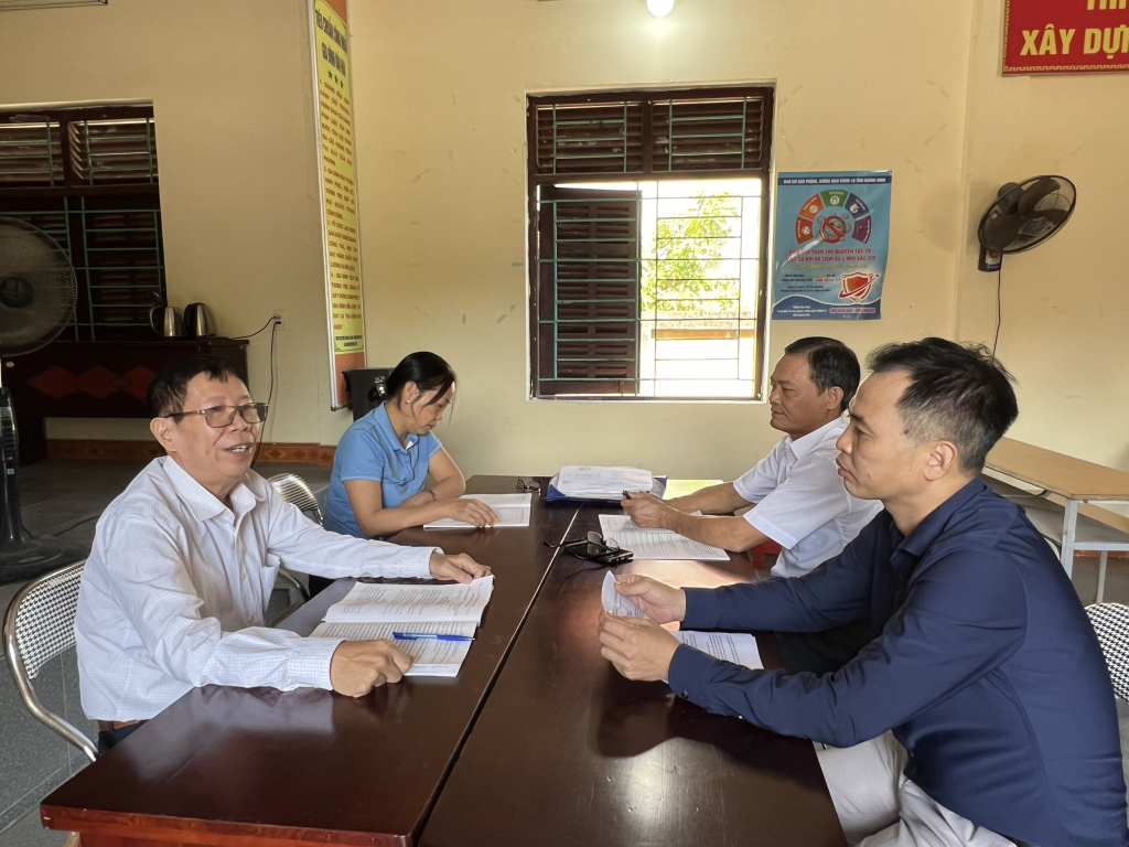 Chi ủy khu Mễ Xá 2, Đảng ủy phường Hưng Đạo họp bàn trước khi tổ chức họp chi bộ hàng tháng.