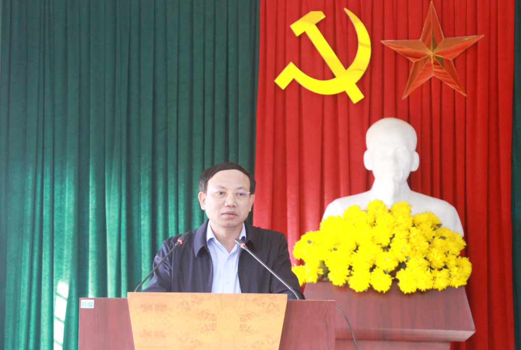 Đồng chí Nguyễn Xuân Ký, Ủy viên Trung ương Đảng, Bí thư Tỉnh ủy, Chủ tịch HĐND tỉnh, phát biểu tại buổi sinh hoạt chi bộ.