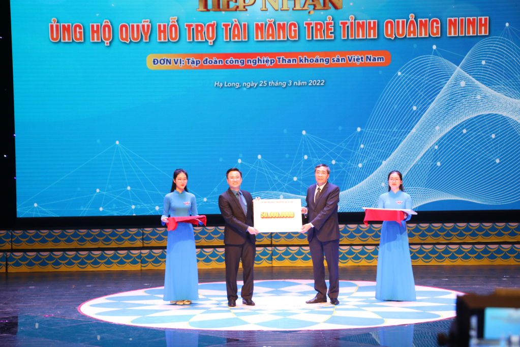Tập đoàn Than - Khoáng sản Việt Nam ủng hộ Quỹ Hỗ trợ tài năng trẻ tỉnh Quảng Ninh.