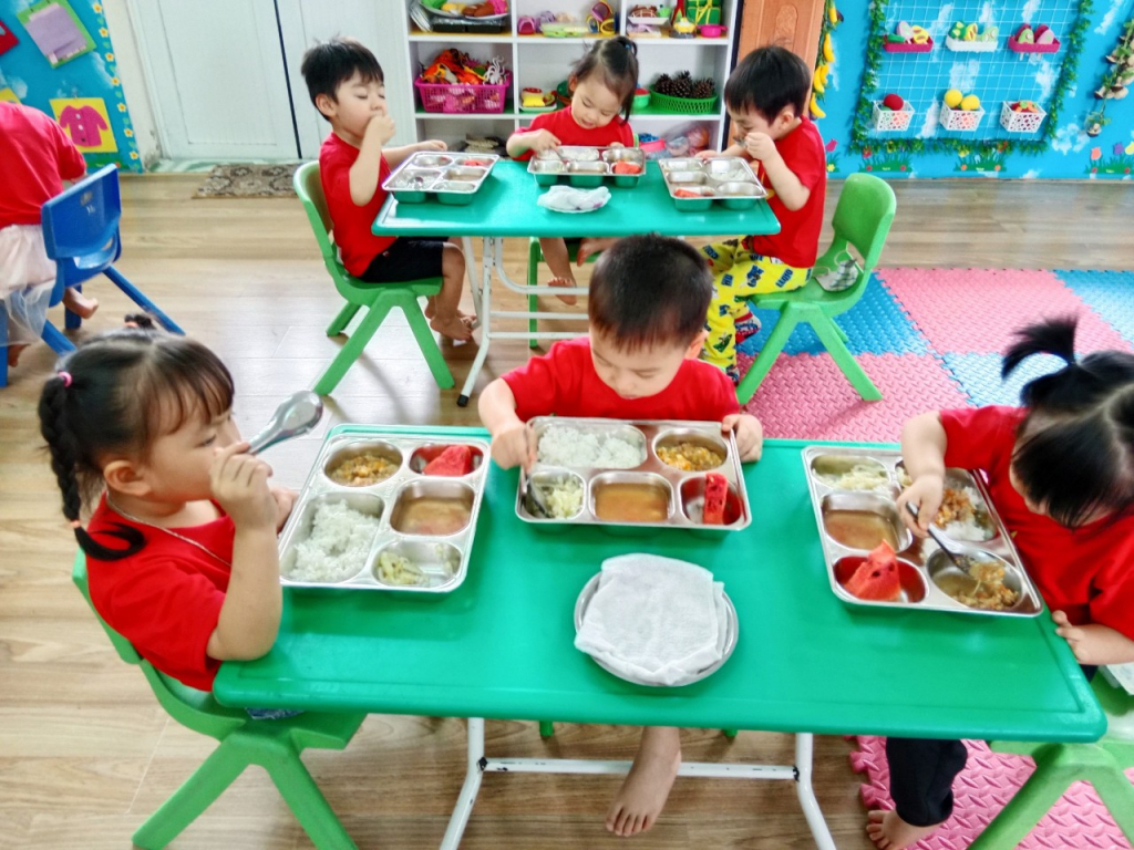 Bữa ăn bán trú của học sinh Trường Mầm non Cao Xanh, TP Hạ Long.