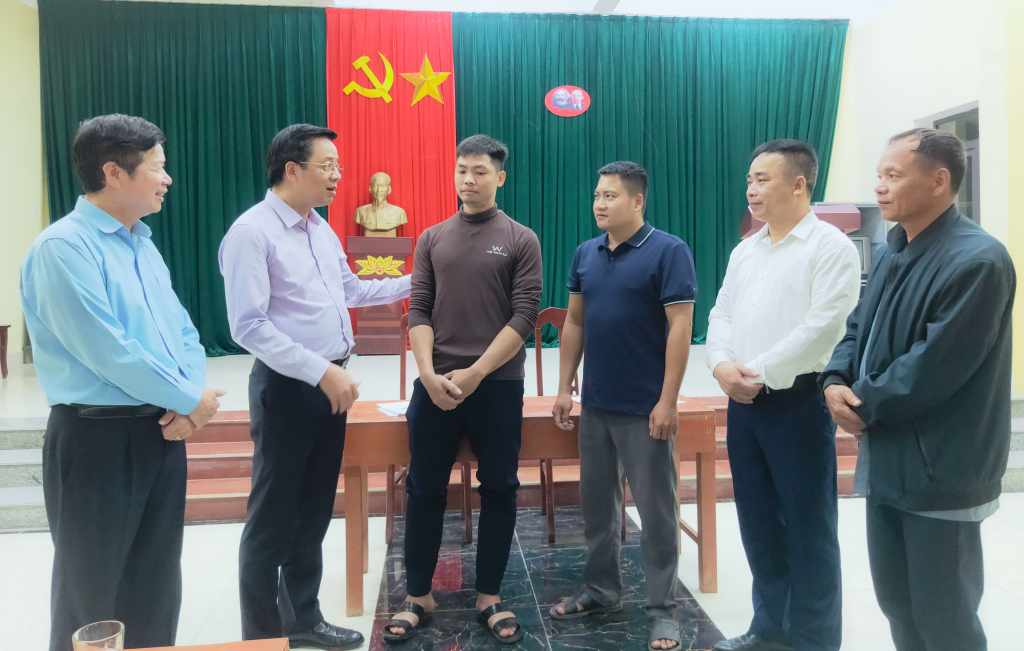 Đồng chí Nguyễn Văn Hồi chuyện trò, trao đổi nhiệm vụ với đội ngũ cán bộ, đảng viên chi bộ thôn