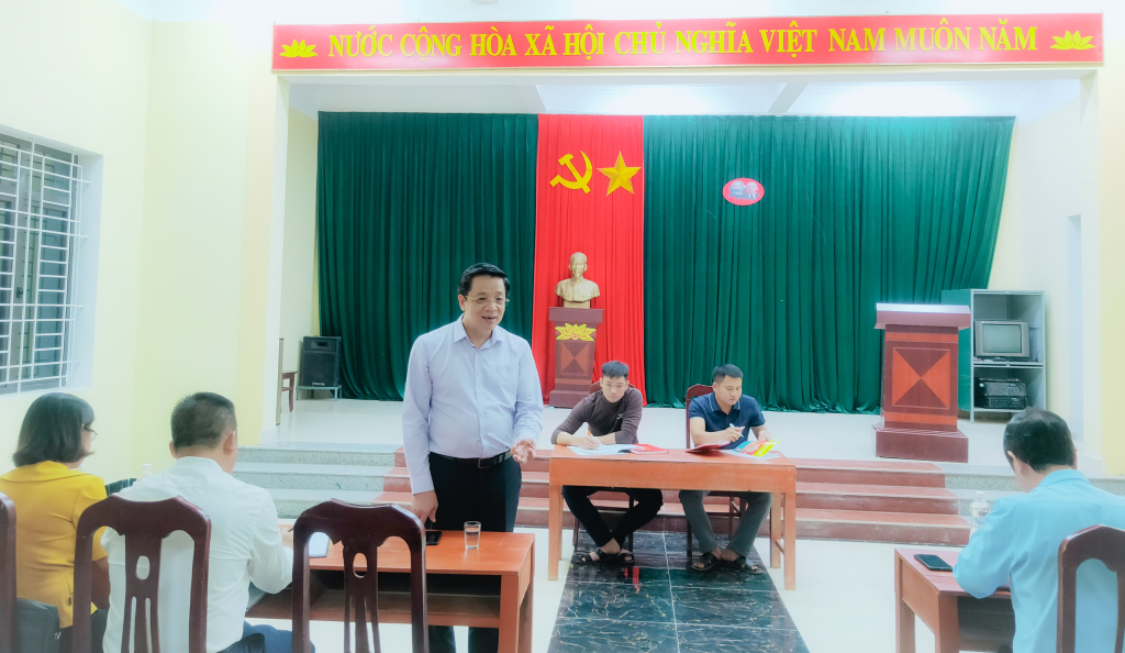 Đồng chí Nguyễn Văn Hồi phát biểu tại kỳ sinh hoạt chi bộ