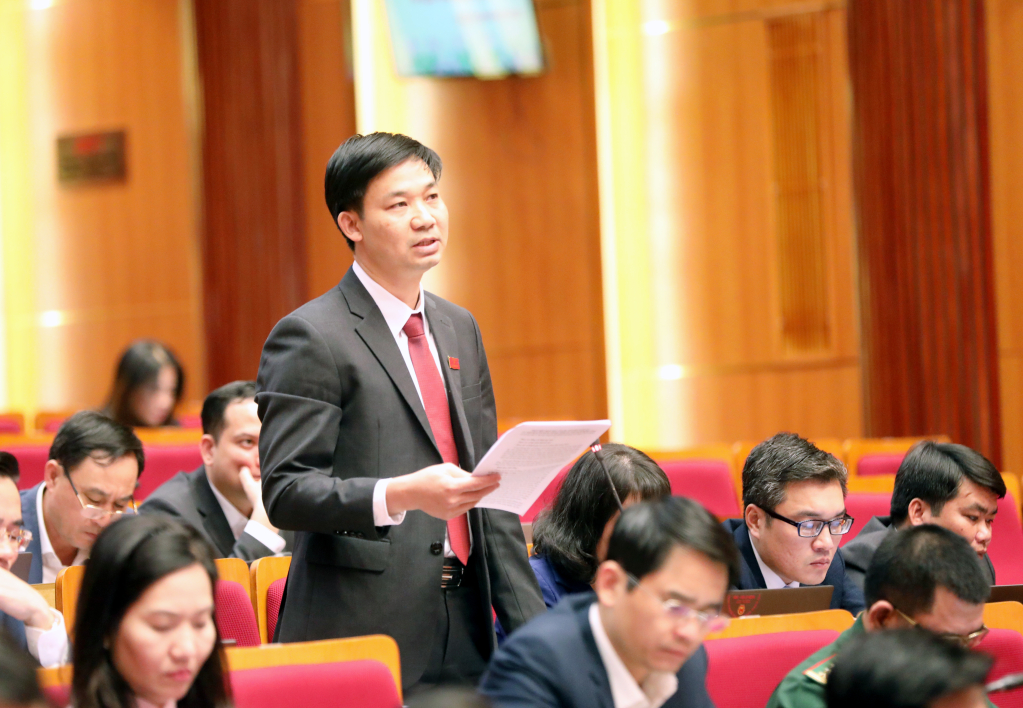 Đại biểu Nguyễn Văn Công, Tổ đại biểu HĐND tỉnh tại TX Đông Triều, phát biểu tại Kỳ họp.