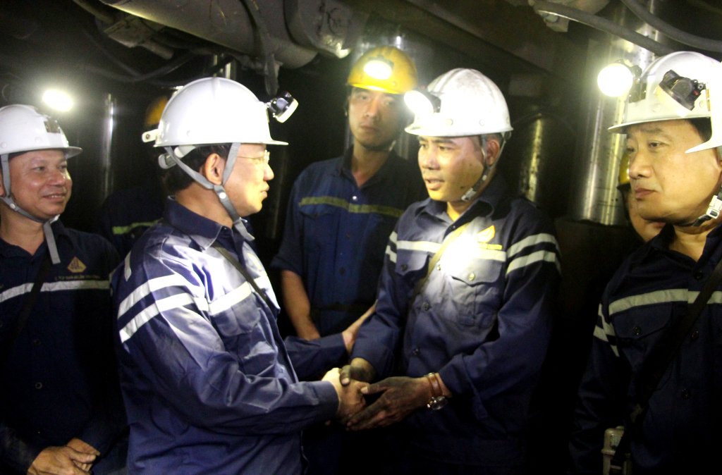 Đồng chí Bí thư Tỉnh ủy, Chủ tịch HĐND tỉnh trò chuyện với thợ Mỏ làm việc tại công trường cơ giới hóa khai thác 1.