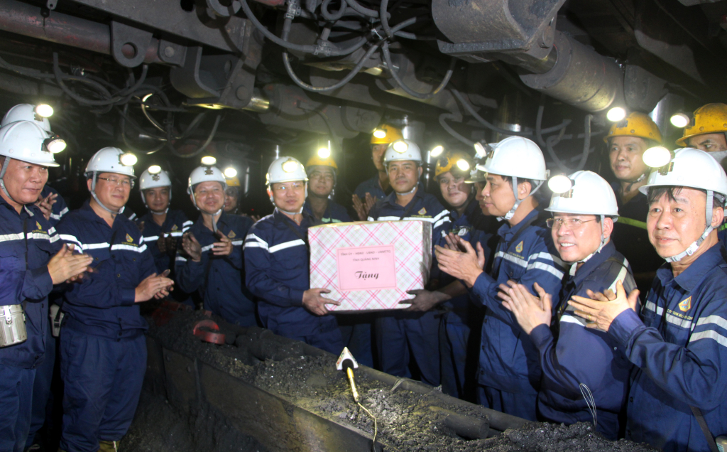 Đồng chí Bí thư Tỉnh ủy, Chủ tịch HĐND tỉnh tặng quà cho thợ mỏ công trường cơ giới khai thác 1.