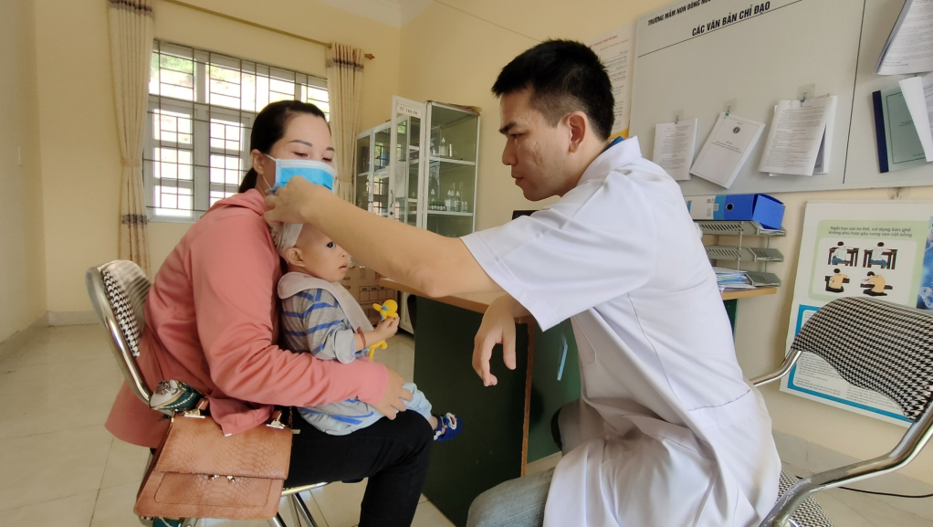 Qũy bảo trợ trẻ em tỉnh phối hợp với Bệnh viện Sản nhi khám sàng lọc bệnh tim miễn phí cho trẻ em tại huyện Đầm Hà.