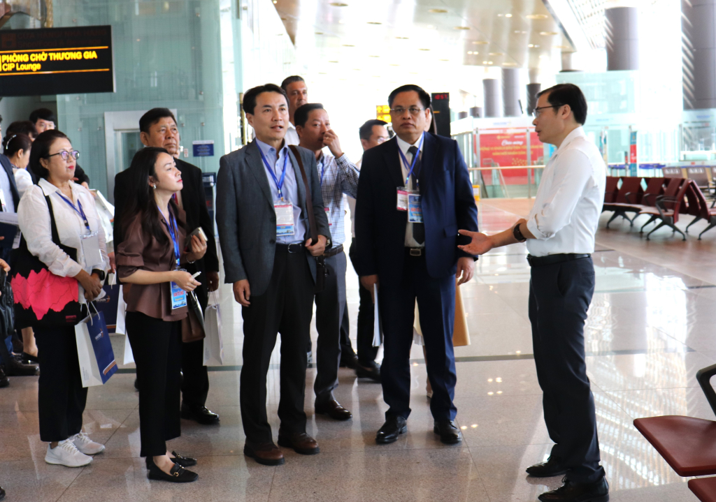 Đại diện Cảng HKQT Vân Đồn giới thiệu hạ tầng đơn vị cho lãnh đạo tỉnh Gangwon (Hàn Quốc).