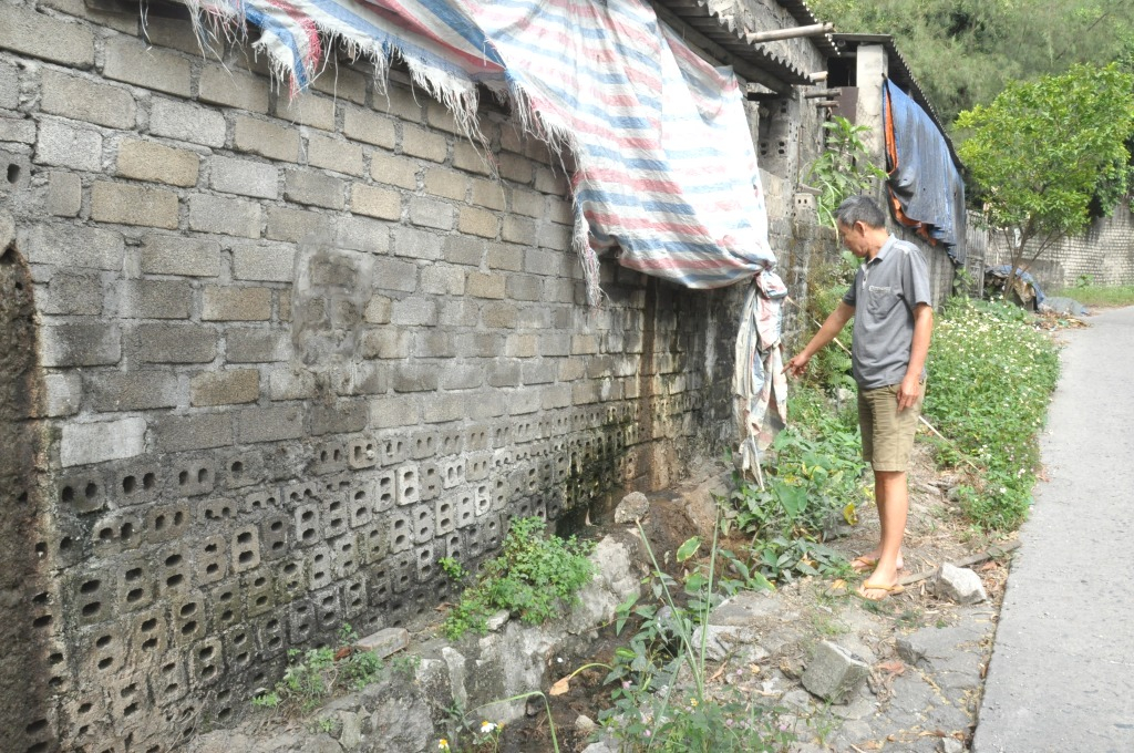 Phân, nước thải từ các hộ chăn nuôi ở tổ 7, khu 5, phường Quang Hanh, TP Cẩm Phả dò rỉ vào hệ thống gom, thoát nước chung của khu dân cư gây ô nhiễm môi trường.