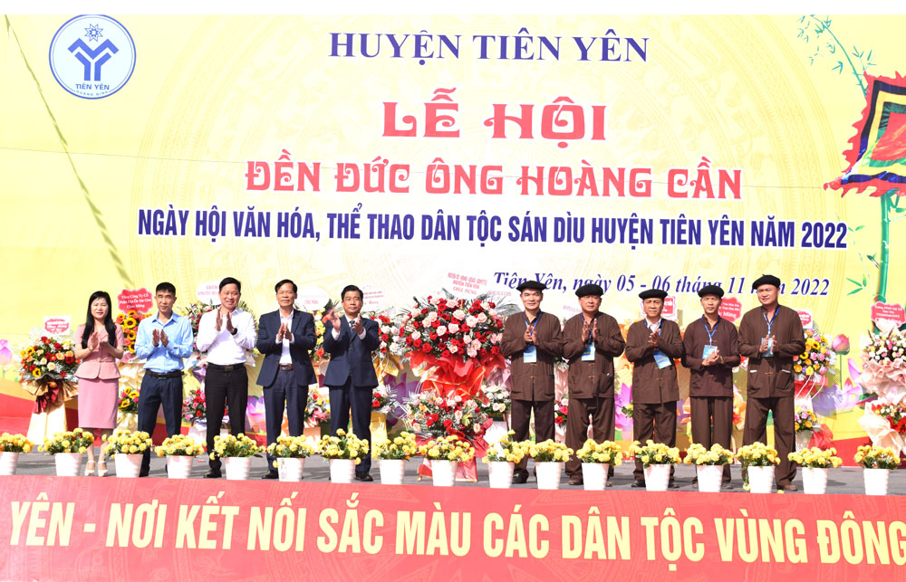 Các lãnh đạo huyện Tiên Yên chúc mừng Lễ hội