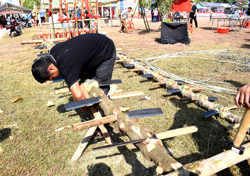 Nhưng được chờ đợi nhất trong Lễ hội là nghi lễ leo dao, các bậc thang là những cây dao thật, sắc