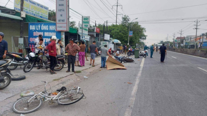 Xe máy tông xe đạp trên QL1, 1 người tử vong tại chỗ 1