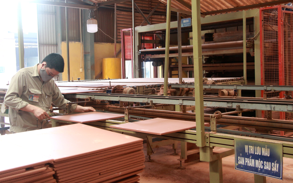 Sản xuất gạch gói tại Công ty CP Gốm Đất Việt (TX Đông Triều).