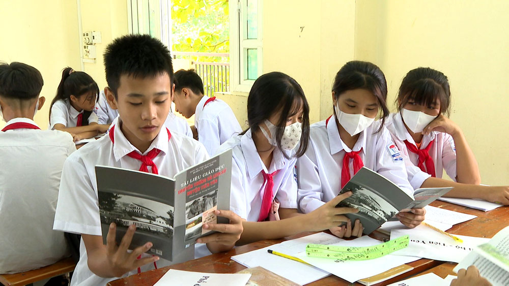 Các em học sinh lớp 8A, trường THCS Tiên Lãng, huyện Tiên Yên tìm hiểu lịch sử Đảng bộ địa phương trong giờ học lịch sử