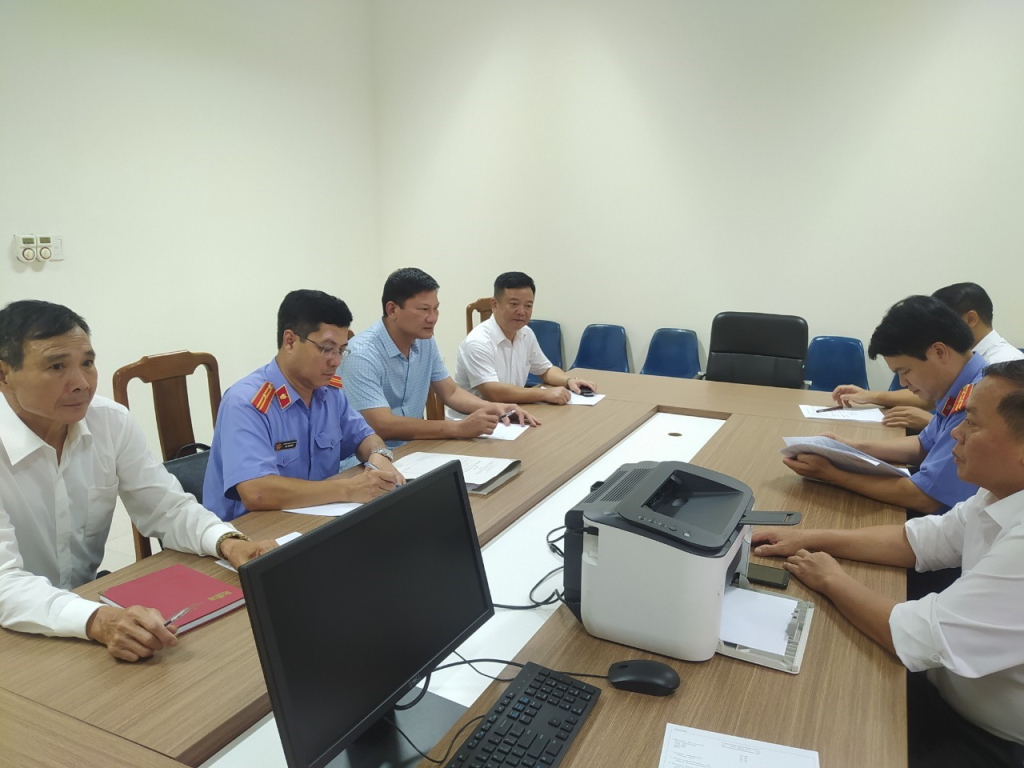 TAND huyện Tiên Yên họp cùng Viện KSND huyện rút kinh nghiệm sau một phiên tòa hình sự.