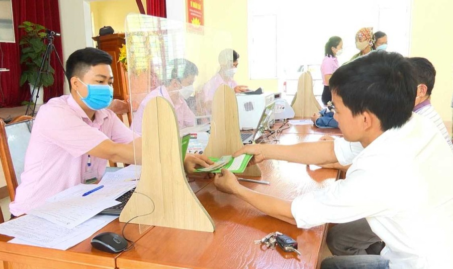 Cán bộ Ngân hàng CSXH huyện Hải Hà giải ngân chương trình cho vay học sinh, sinh viên có hoàn cảnh khó khăn để mua máy tính, thiết bị học tập trực tuyến.