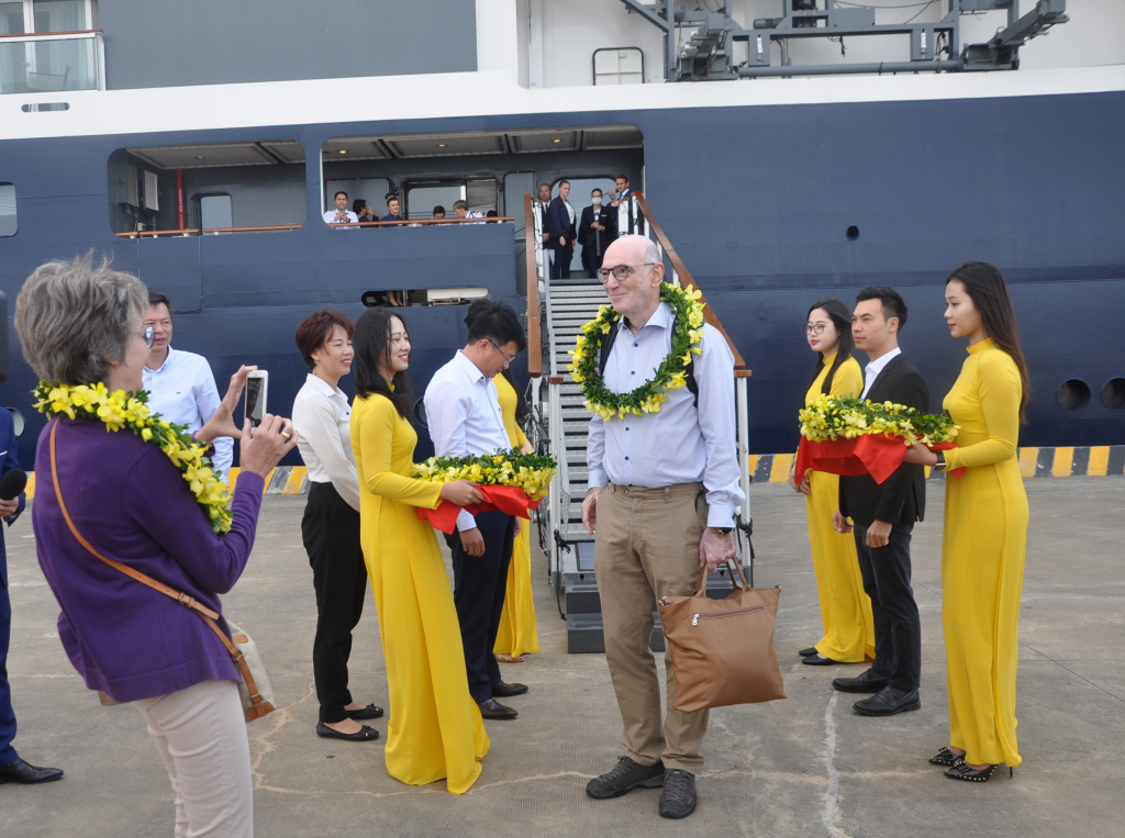 Quảng Ninh chào đón khách du lịch tàu biển đến từ du thuyền cao cấp Le Lapérouse của Hãng Ponant (Pháp) đến Hạ Long vào ngày 12/10.