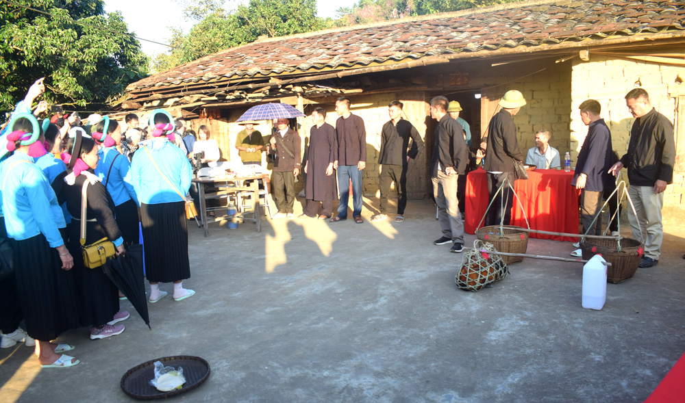 Traditional wedding of San Chi ethnic people in Binh Lieu 