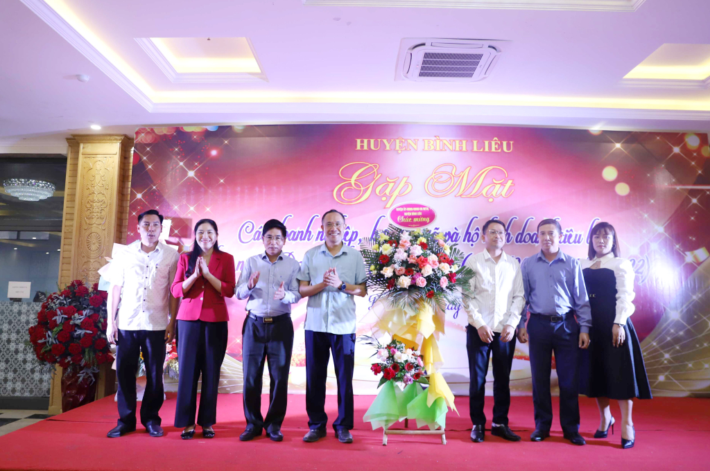 Huyện Bình Liêu gặp mặt doanh nghiệp và hộ kinh doanh tiêu biểu trên địa bàn huyện năm 2022.